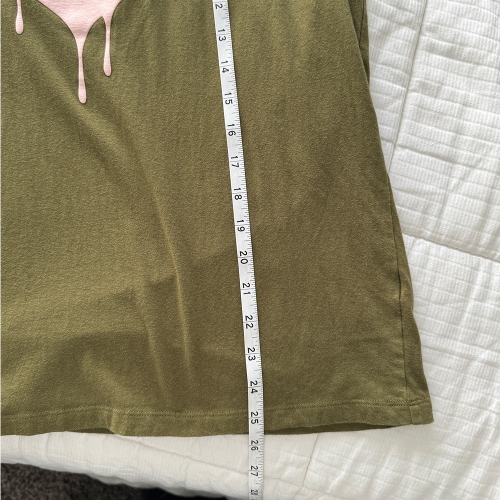 Forever 21 olive green graphic tee with pink heart design - Picture 3 of 4